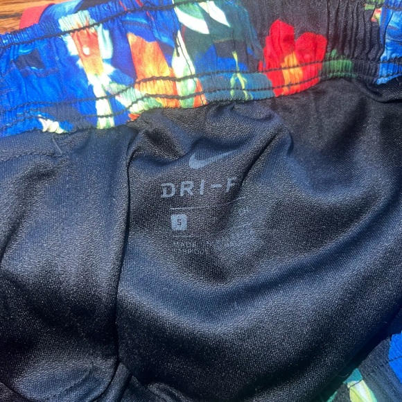 Nike Partot Shorts - Picture 3 of 3